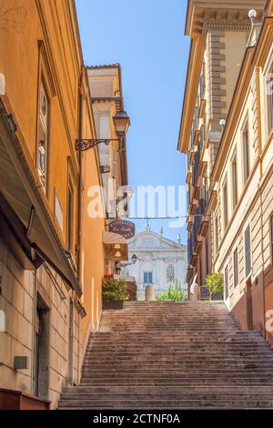 ROMA, ITALIA - 2014 AGOSTO 17. Scale della città nella via di Roma. Foto Stock