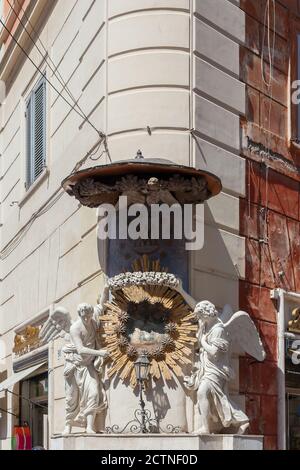 ROMA, ITALIA - 2014 AGOSTO 17. Angolo casa nella via di Roma. Foto Stock