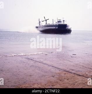 1969, storico, la principessa Anne Hovercraft, dover, Kent, Inghilterra, Regno Unito. La SR.N4 (Saunders-Roe Nautical 4) è stata la più grande imbarcazione civile mai messa in servizio. Con una capacità di 258 passeggeri e 30 passeggeri, operò tra dover - Boulogne. Foto Stock