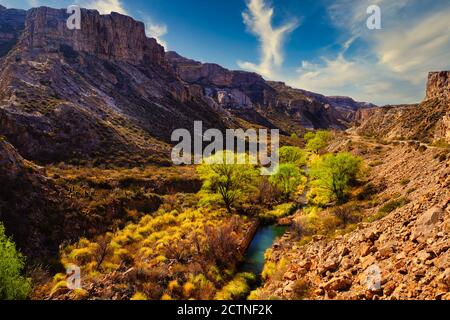 Vista panoramica del canyon di Atuel, Mendoza, Argentina. Una piccola insenatura di acqua fredda nel fondo Foto Stock