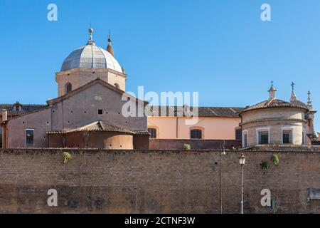 ROMA, ITALIA - 2014 AGOSTO 17. Edificio di strada in città. Foto Stock