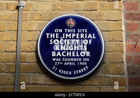 Londra, Inghilterra, Regno Unito. Placca blu a 31 Essex Street, Tempio 'su questo sito la Società Imperiale dei Cavalieri Bachelor è stata fondata il 27 aprile 1908' Foto Stock