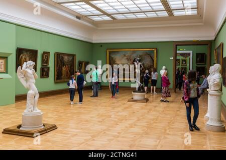 Mosca, Russia – 1 luglio 2017. Vista interna della Galleria Tretyakov di Mosca, con persone, dipinti e sculture. Foto Stock