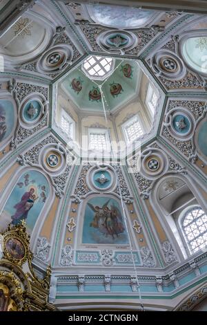 Mosca, Russia – 3 luglio 2017. Vista interna del soffitto a cupola della Chiesa di San Giovanni Guerriero a Mosca. Foto Stock