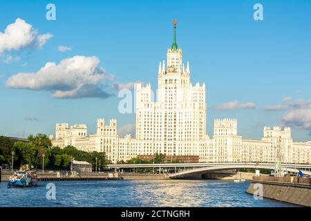 Mosca, Russia – 3 luglio 2017. Kotelnicheskaya Embankment Building a Mosca. Vista esterna dall'altro lato del fiume in estate. L'edificio è stato posato Foto Stock