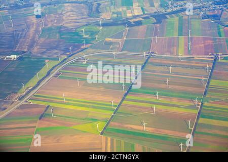 Turbine eoliche sui campi verdi , vista aerea . Mulini a vento possono generare elettricità sufficiente per alimentare per sobborgo Foto Stock