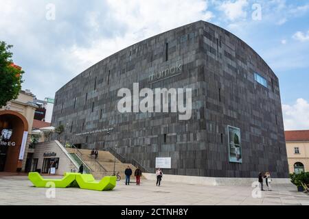 Vienna, Austria – 24 maggio 2017. Vista esterna del museo MUMOK sulla Museumsplatz nel Museumsquartier di Vienna, con la gente. Foto Stock
