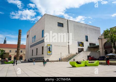 Vienna, Austria – 24 maggio 2017. Vista esterna del Museo Leopold in Museumsplatz nel Museumsquartier di Vienna, con la gente. Foto Stock
