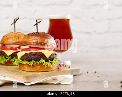 Hamburger fatti in casa e bicchiere di birra Foto Stock