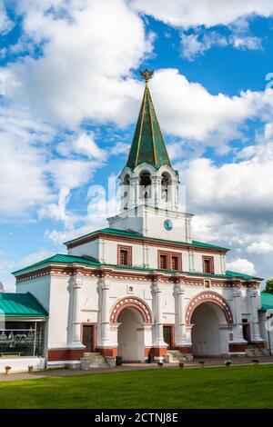 Mosca, Russia – 6 luglio 2017. Le porte anteriori, risalenti al 1671–73, presso la riserva-museo di Kolomenskoe a Mosca. Foto Stock