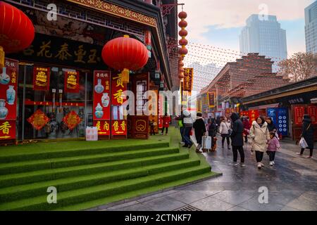 Tianjin, Cina - Gen 16 2020: Persone non identificate con venditori ambulanti al sentiero pedonale Guwenhua Jie nel distretto di Nankai Foto Stock