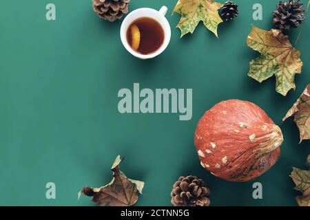 Composizione autunnale. Telaio fatto di zucche, foglie secche, coni di pino e tes fondo coppa. Modello autunno, autunno, Halloween, raccolta di ringraziamento Foto Stock