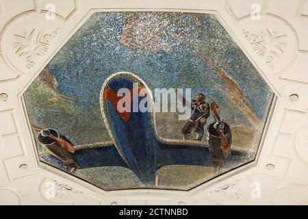 Mosca, Russia – 6 luglio 2017. Mosaico ottagonale con soffitto raffigurante aviatori alla stazione della metropolitana Novokuznetskaya a Mosca. Foto Stock