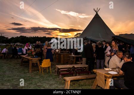 Splendida serata di nozze mentre il sole sta tramontando Foto Stock