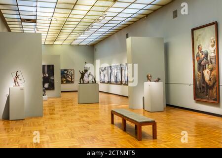 Mosca, Russia – 7 luglio 2017. Vista interna della Galleria New Tretyakov di Mosca. Vista di una sala espositiva con persone e opere d'arte. Foto Stock