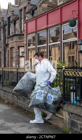 Highlander Hotel, 75 West Church Street, Buckie, Moray, Regno Unito. 23 Settembre 2020. REGNO UNITO. Questa è la polizia che rimuove tutte le piante di Cannabis, insaccati e contrassegnati per prove dall'hotel in cui la fabbrica di Cannabis è stata scoperta domenica 20 settembre 2020 dalla polizia Scozia. Credit: JASPERIMAGE/Alamy Live News Foto Stock