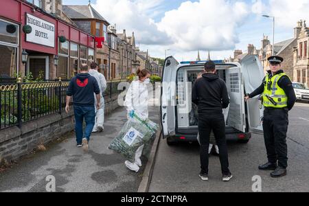 Highlander Hotel, 75 West Church Street, Buckie, Moray, Regno Unito. 23 Settembre 2020. REGNO UNITO. Questa è la polizia che rimuove tutte le piante di Cannabis, insaccati e contrassegnati per prove dall'hotel in cui la fabbrica di Cannabis è stata scoperta domenica 20 settembre 2020 dalla polizia Scozia. Credit: JASPERIMAGE/Alamy Live News Foto Stock