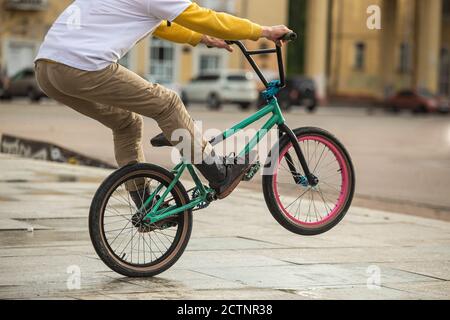 Pilota BMX su nero bmx in acrobatica acrobatica acrobatica acrobatica in strada. Concetto di attività outdoor per gli sport maschili urbani. Foto Stock