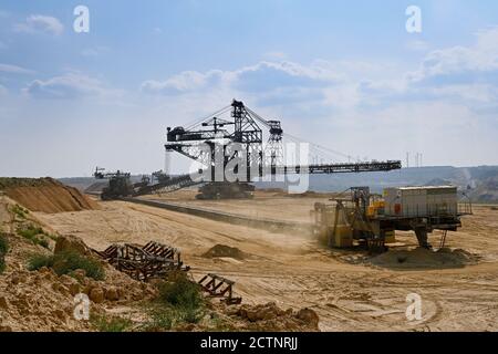 Miniera di lignite in Garzweiler a cielo aperto con escavatore gommato a benna Foto Stock