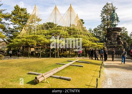 Kanazawa, Giappone. Statua di Yamato Takeru no Mikoto, o Principe Ousu, un leggendario principe giapponese, nei giardini di Kenroku-en Foto Stock