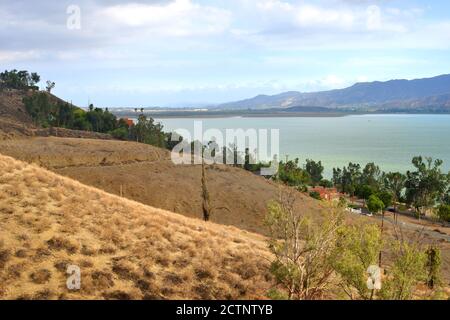 Lago Elsinore, California, USA, vista dalle colline, paesaggio con distruzioni visibili da antico fuoco selvatico Foto Stock