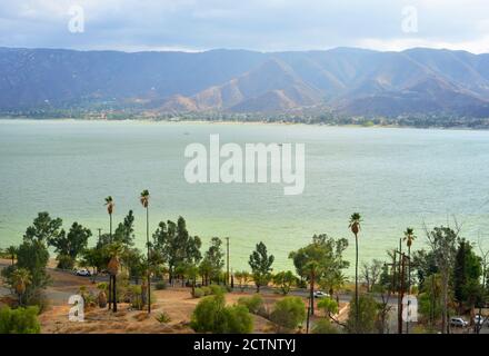 Lago Elsinore, California, USA, vista dalle colline, paesaggio e distruzioni da antico fuoco selvatico Foto Stock