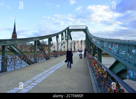 Francoforte sul meno, Germania 03-13-2020 persone sul ponte Eisener Steg con lucchetti e testo scritto sul marciapiede Foto Stock