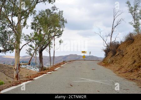 California USA Road su una collina vicino al lago Elsinore Foto Stock