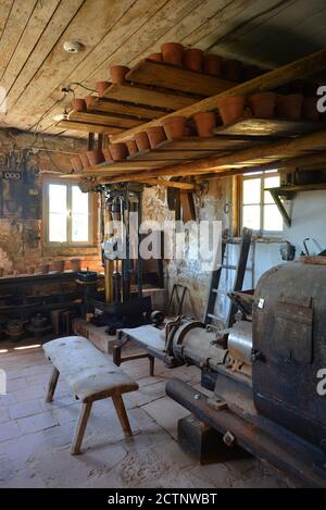 Hohenfelden, Germania 08-06-2020 officina di argilla con macchine per interni e materiale Foto Stock