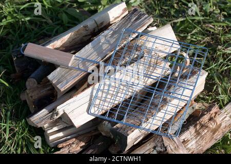 Legna da ardere alla griglia. C'e' una griglia in cima al legno. Primo piano. Foto Stock