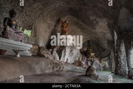 L'immagine del buddha all'interno della grotta di Sumangklo ed è il più antico e tempietto di roccia calcarea della provincia di Lampang. Nessuna messa a fuoco, in particolare. Foto Stock