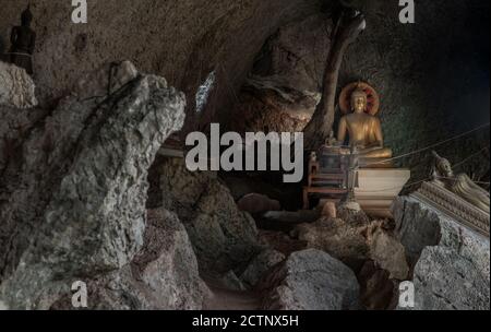 L'immagine del buddha all'interno della grotta di Sumangklo ed è il più antico e tempietto di roccia calcarea della provincia di Lampang. Nessuna messa a fuoco, in particolare. Foto Stock