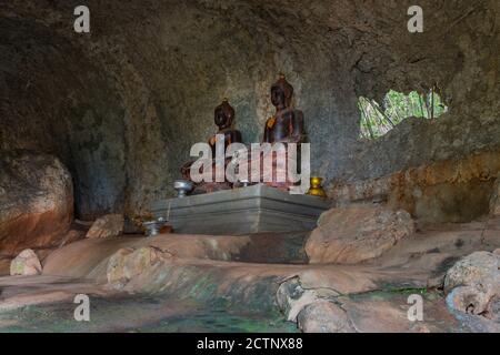 L'immagine del buddha all'interno della grotta di Sumangklo ed è il più antico e tempietto di roccia calcarea della provincia di Lampang. Nessuna messa a fuoco, in particolare. Foto Stock