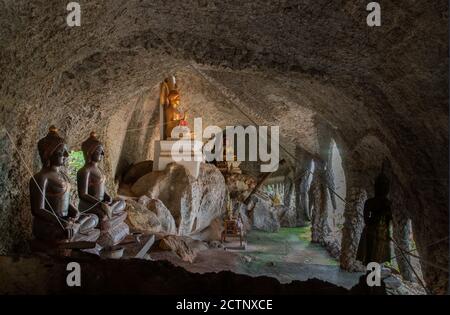 L'immagine del buddha all'interno della grotta di Sumangklo ed è il più antico e tempietto di roccia calcarea della provincia di Lampang. Nessuna messa a fuoco, in particolare. Foto Stock