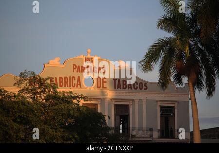 Havanna, Cuba. 24 Settembre 2020. Vista della façade della fabbrica di tabacco Partagas costruita nel 1845, dove vengono prodotti i sigari Havana di fama mondiale. Mercoledì il governo Trump ha inasprito le sanzioni contro Cuba: Le importazioni di tabacco e alcol cubani saranno limitate, e ai viaggiatori statunitensi sarà vietato viaggiare in proprietà del governo cubano. Credit: Guillermo Nova/dpa/Alamy Live News Foto Stock