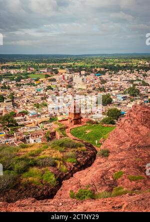 la vista della città dalla cima della collina al mattino con un cielo blu brillante è scattata a badami karnataka india. Foto Stock