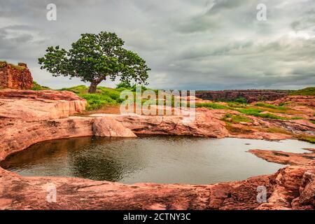 paesaggio montano con cielo drammatico al mattino da un'immagine piatta ad angolo mostra la bellezza di badami karnataka india. Foto Stock