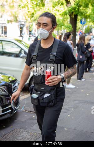 Italia. 23 Settembre 2020. Italia, esterni del milanese Fendi Woman show, influencer e ospiti sono fotografati con maschere per evitare il contagio covid-2019 (Photo by Franco Re/Pacific Press) Credit: Pacific Press Media Production Corp./Alamy Live News Foto Stock