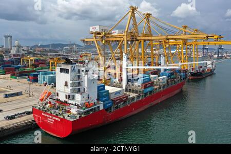 Dalian. 24 Settembre 2020. La foto aerea scattata il 24 settembre 2020 mostra una nave da carico caricata con container al porto di Dalian nella provincia di Liaoning della Cina nordorientale. Il porto di Dalian ha lavorato allo sviluppo di nuove rotte di navigazione e alla crescita della sua produttività, mentre quest'anno cerca di espandere ulteriormente il suo mercato. Credit: Yao Jianfeng/Xinhua/Alamy Live News Foto Stock