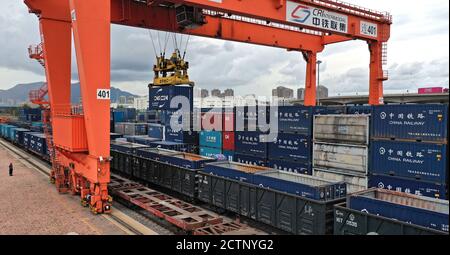 Dalian. 24 Settembre 2020. La foto aerea scattata il 24 settembre 2020 mostra un treno merci caricato con container al porto di Dalian nella provincia di Liaoning della Cina nordorientale. Il porto di Dalian ha lavorato allo sviluppo di nuove rotte di navigazione e alla crescita della sua produttività, mentre quest'anno cerca di espandere ulteriormente il suo mercato. Credit: Yao Jianfeng/Xinhua/Alamy Live News Foto Stock