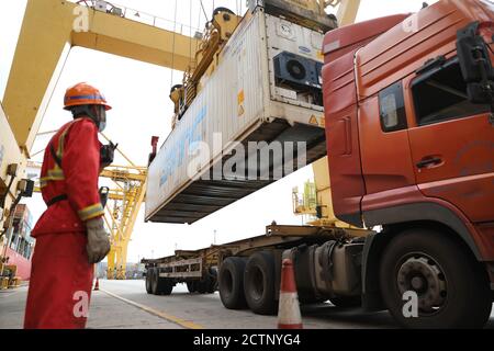 Dalian. 24 Settembre 2020. Un autocarro viene caricato con un container nel porto di Dalian, nella provincia di Liaoning, nel nord-est della Cina, il 24 settembre 2020. Il porto di Dalian ha lavorato allo sviluppo di nuove rotte di navigazione e alla crescita della sua produttività, mentre quest'anno cerca di espandere ulteriormente il suo mercato. Credit: Yao Jianfeng/Xinhua/Alamy Live News Foto Stock