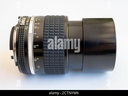Nikon Nikkor 105mm obiettivo 1:2.5 visto da un lato con paraluce integrato esteso. Foto Stock