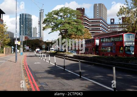 Una nuova pista ciclabile separata, che utilizza cilindri lungo Molesworth Street, Lewisham, come parte di un programma per migliorare la camminata e il ciclismo Foto Stock