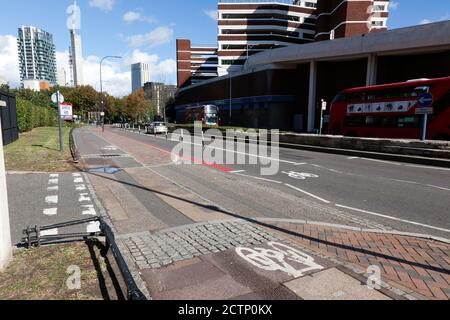 Una nuova pista ciclabile separata, che utilizza cilindri lungo Molesworth Street, Lewisham, come parte di un programma per migliorare la camminata e il ciclismo Foto Stock