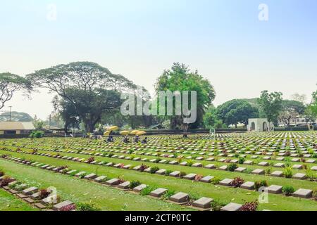 Kanchanaburi THAILANDIA - 21 FEBBRAIO: I Lavoratori non identificati rinnovano e decorano i fiori al cimitero di guerra alleato di Kanchanaburi il 21 febbraio 2020 a Ka Foto Stock