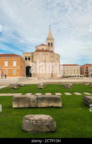 Chiesa di San Donato e il Campanile della cattedrale di Zara, famoso punto di riferimento della Croazia, regione adriatica della Dalmazia. Resti del foro romano. Foto Stock