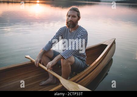 Ritratto dell'uomo in camicia marinaio in posa in barca Foto Stock