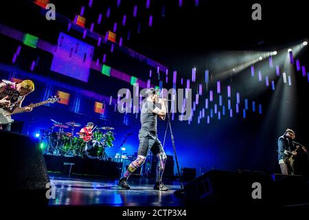 Herning, Danimarca. 16 novembre 2016. La rock band americana Red Hot Chili Peppers esegue un concerto dal vivo al Boxen di Herning. Qui il cantante e cantautore Anthony Kiedis è visto dal vivo sul palco. (Foto: Gonzales Photo - Lasse Lagoni). Foto Stock