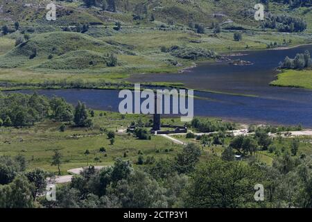 Glenfinnan Monument e Bonnie Prince Charlie statua di Loch Shiel Da sopra Highlands Scozia Foto Stock