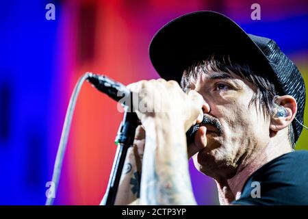 Herning, Danimarca. 16 novembre 2016. La rock band americana Red Hot Chili Peppers esegue un concerto dal vivo al Boxen di Herning. Qui il cantante e cantautore Anthony Kiedis è visto dal vivo sul palco. (Foto: Gonzales Photo - Lasse Lagoni). Foto Stock